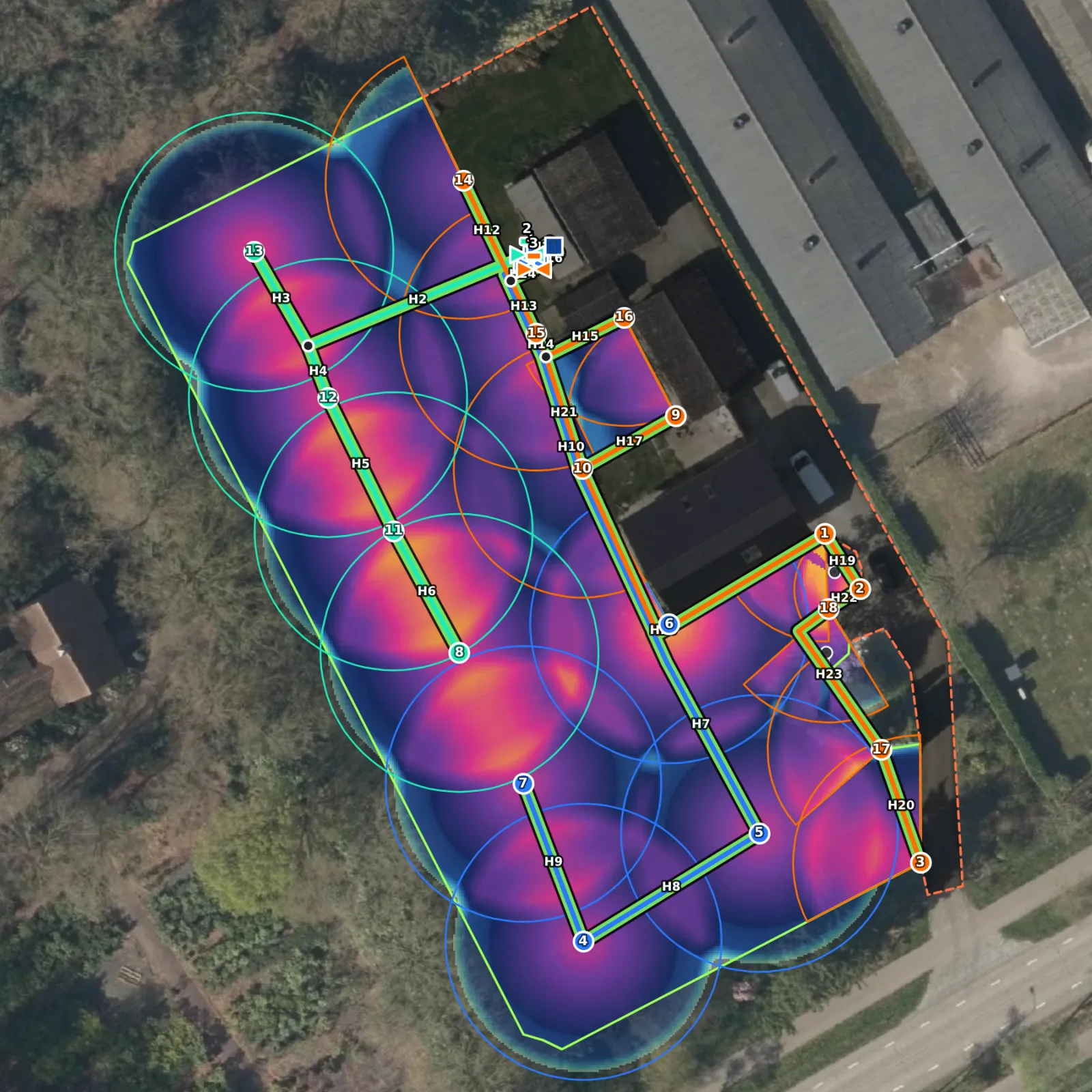 Um jardim real de 3360 m² no Rainplot: 18 aspersores escamoteáveis em 3 zonas com os seus tubos e o mapa de pluviometria na fotografia aérea